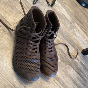 Hardly worn Nobull leather high top trainers!!!